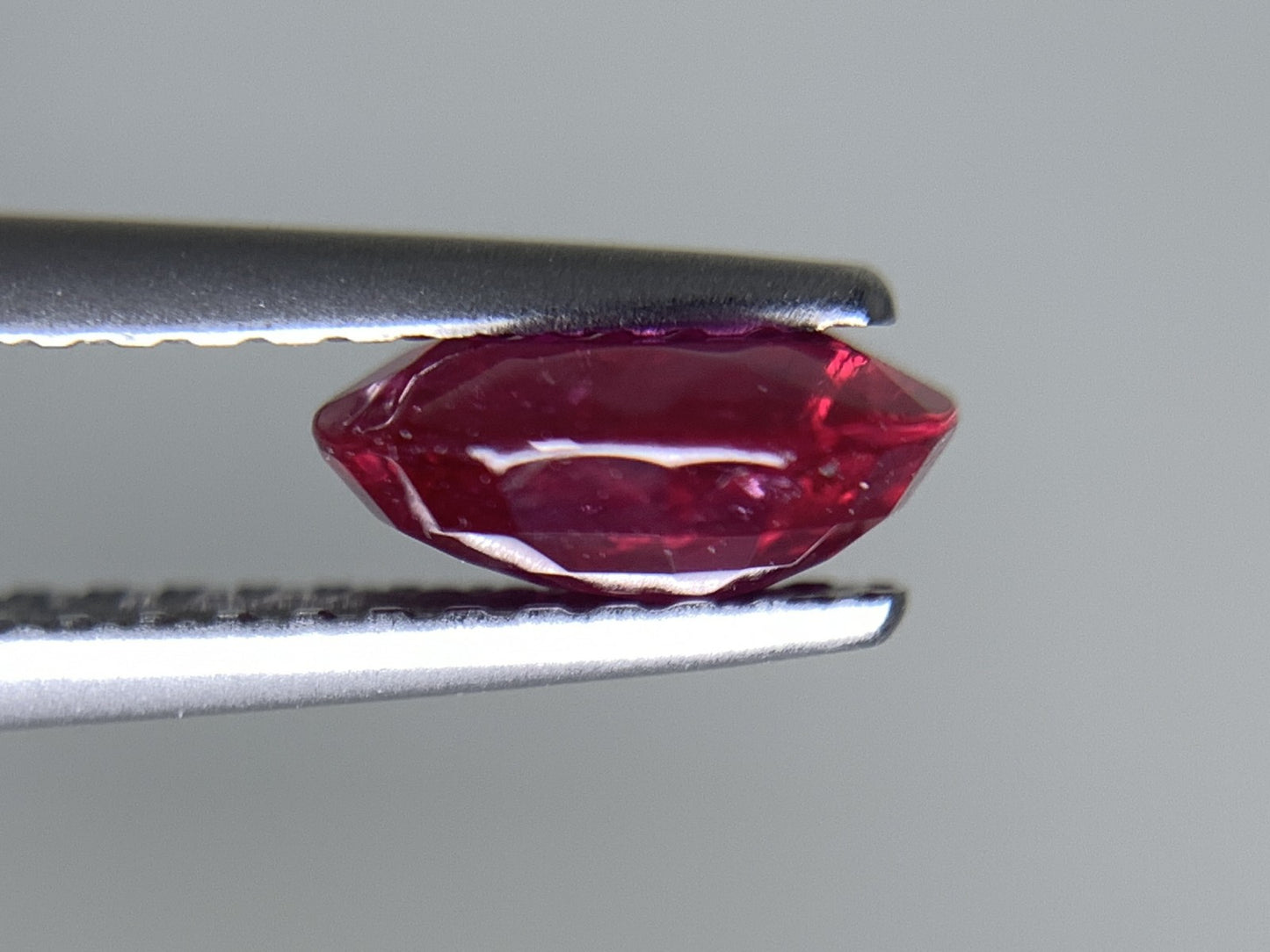 ルビー 天然  1.260ct  中央宝石ソーティング付き  7.21㎜×5.78㎜×3.12㎜  ルース（ 裸石 ） 2152Y