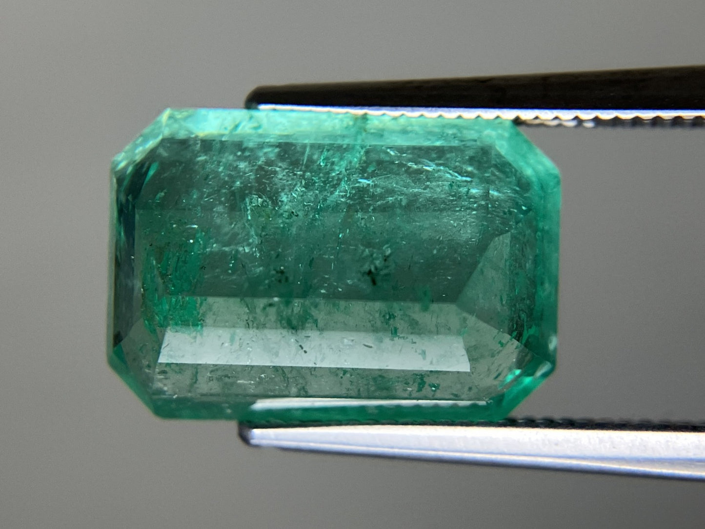 エメラルド 7.114ct  中央宝石鑑別書付き コロンビア産 14.39㎜×9.91㎜×6.50㎜  天然 ルース（ 裸石 ） 4679YY