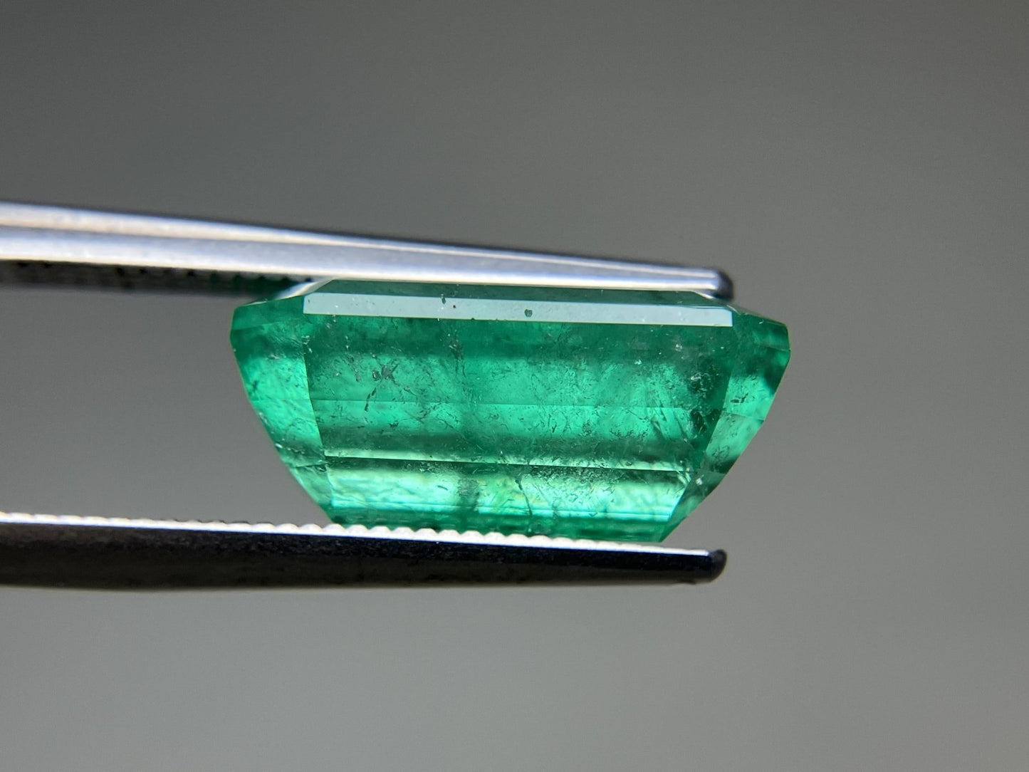エメラルド 7.114ct  中央宝石鑑別書付き コロンビア産 14.39㎜×9.91㎜×6.50㎜  天然 ルース（ 裸石 ） 4679YY
