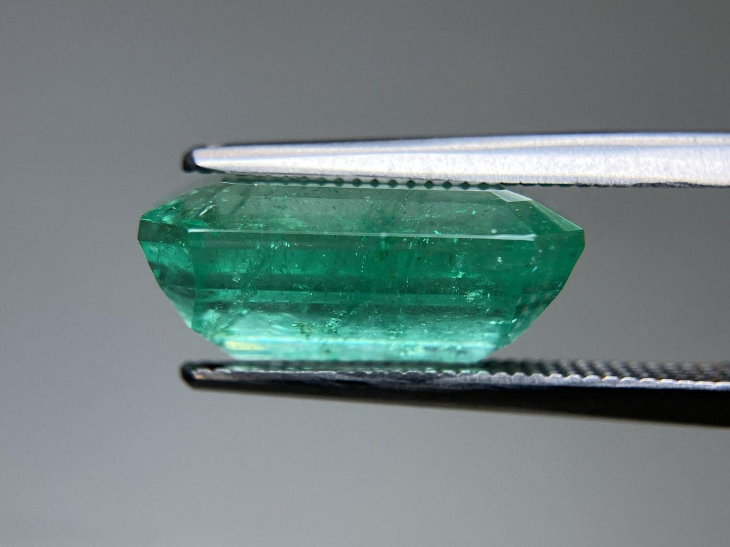 エメラルド 7.114ct  中央宝石鑑別書付き コロンビア産 14.39㎜×9.91㎜×6.50㎜  天然 ルース（ 裸石 ） 4679YY