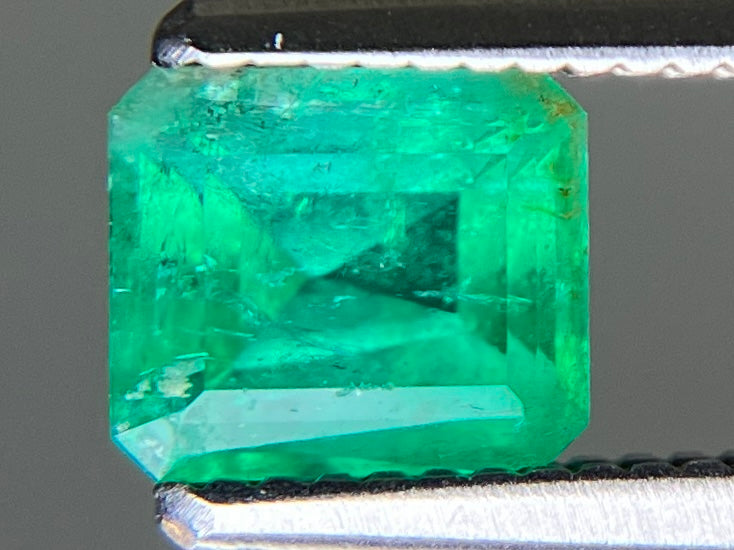エメラルド 天然 0.671ct 宝石ソーティング付き 5.4㎜×4.6㎜×3.7㎜ ルース（ 裸石 ） 7728YY