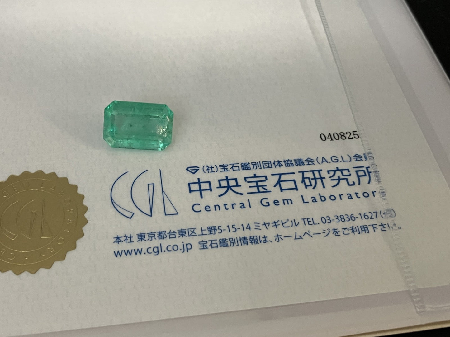 エメラルド 7.114ct  中央宝石鑑別書付き コロンビア産 14.39㎜×9.91㎜×6.50㎜  天然 ルース（ 裸石 ） 4679YY