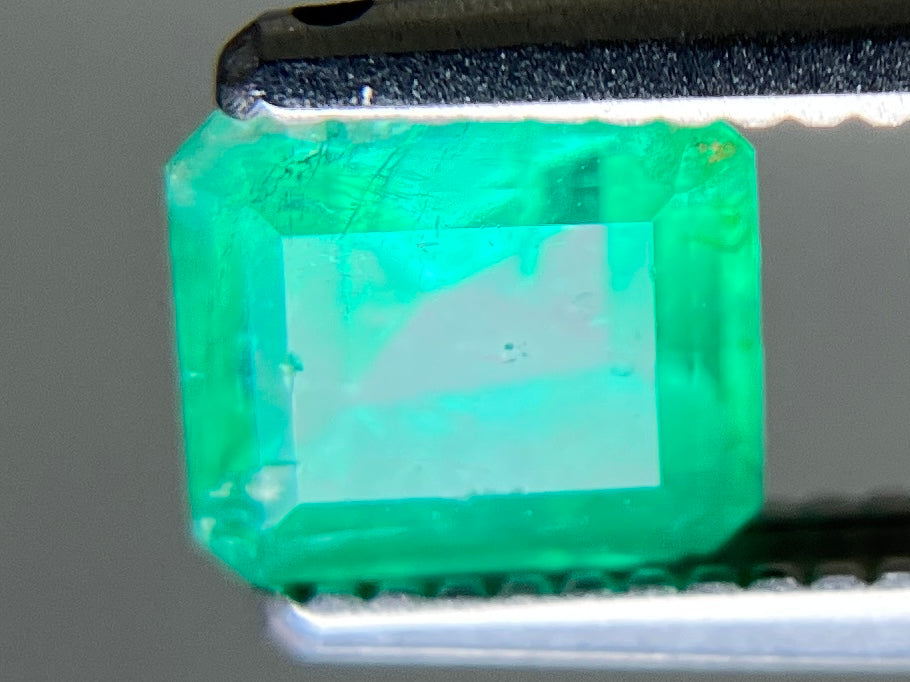 エメラルド 天然 0.671ct 宝石ソーティング付き 5.4㎜×4.6㎜×3.7㎜ ルース（ 裸石 ） 7728YY