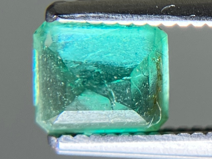 エメラルド 天然 0.671ct 宝石ソーティング付き 5.4㎜×4.6㎜×3.7㎜ ルース（ 裸石 ） 7728YY