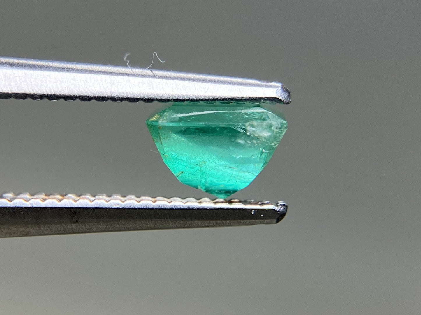 エメラルド 天然 0.671ct 宝石ソーティング付き 5.4㎜×4.6㎜×3.7㎜ ルース（ 裸石 ） 7728YY