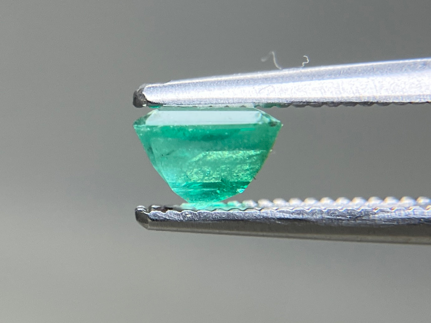 エメラルド 天然 0.671ct 宝石ソーティング付き 5.4㎜×4.6㎜×3.7㎜ ルース（ 裸石 ） 7728YY
