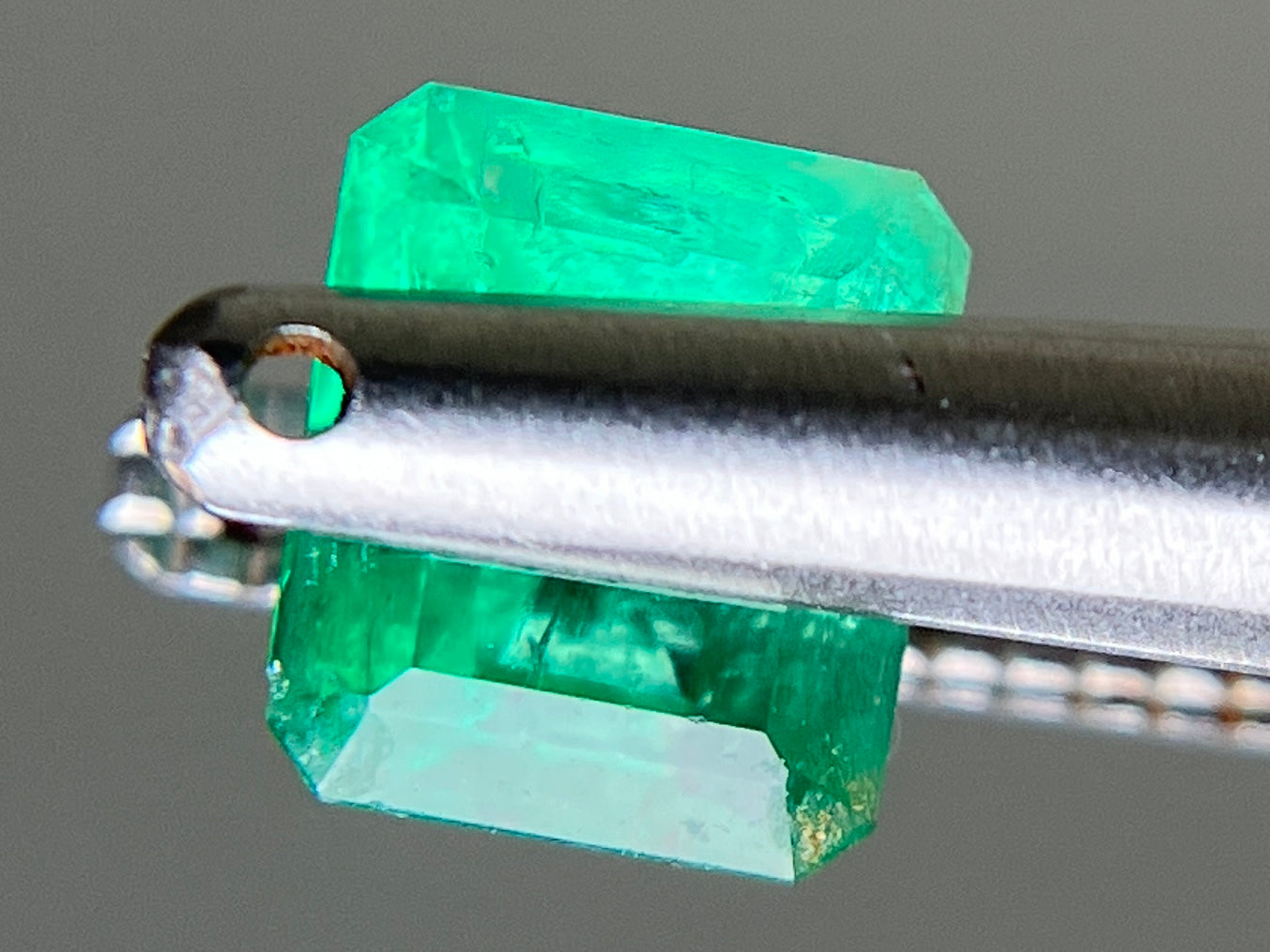 エメラルド 天然 0.671ct 宝石ソーティング付き 5.4㎜×4.6㎜×3.7㎜ ルース（ 裸石 ） 7728YY