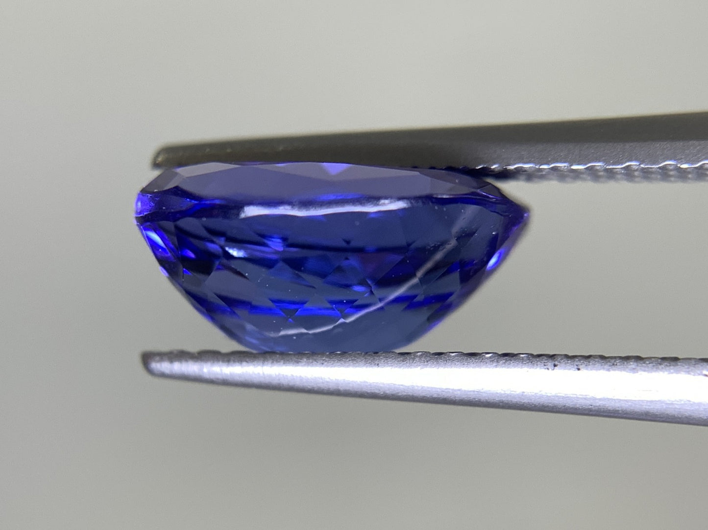 タンザナイト 2.852ct 宝石ソーティング付き  10.19㎜×7.96㎜×4.88㎜  ルース（ 裸石 ） 2443Y