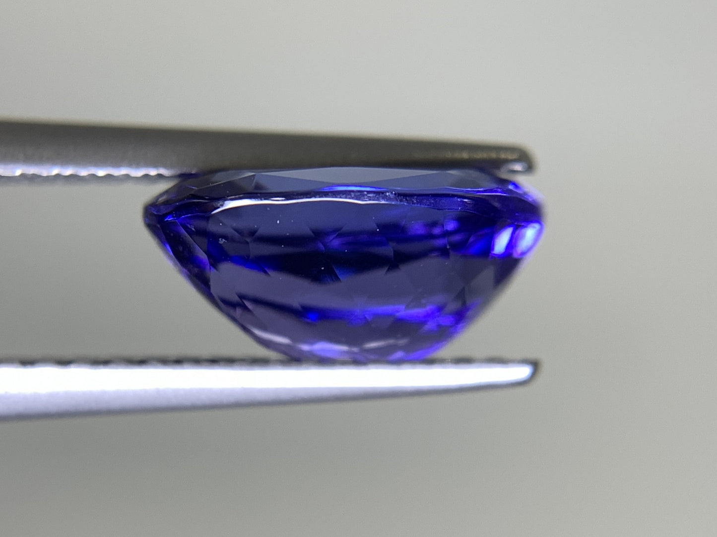 タンザナイト 2.852ct 宝石ソーティング付き  10.19㎜×7.96㎜×4.88㎜  ルース（ 裸石 ） 2443Y