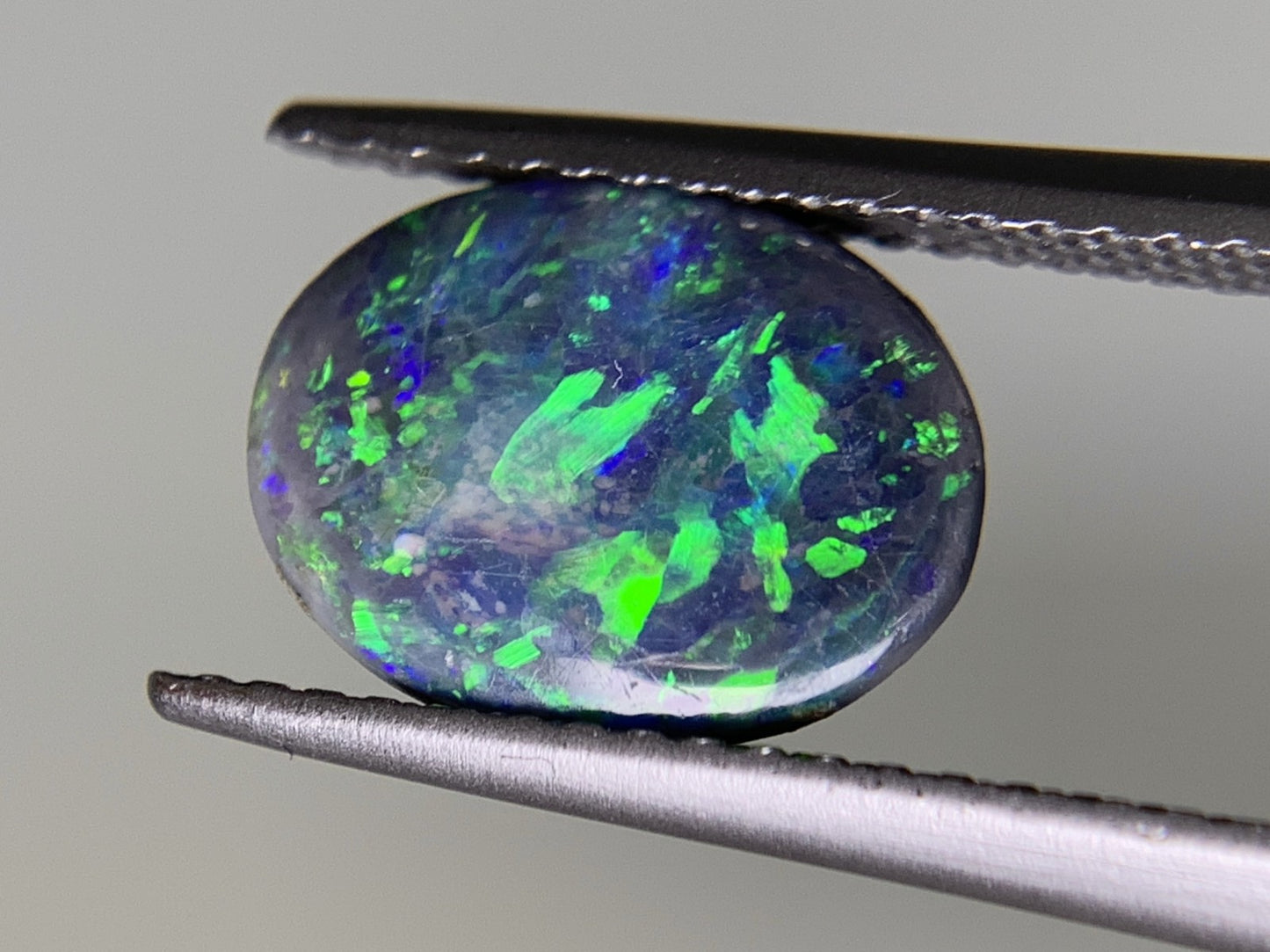 ブラックオパール 1.563ct 宝石ソーティング付き 10.6㎜×7.9㎜×3.0㎜ ルース（ 裸石 ） 2040Y