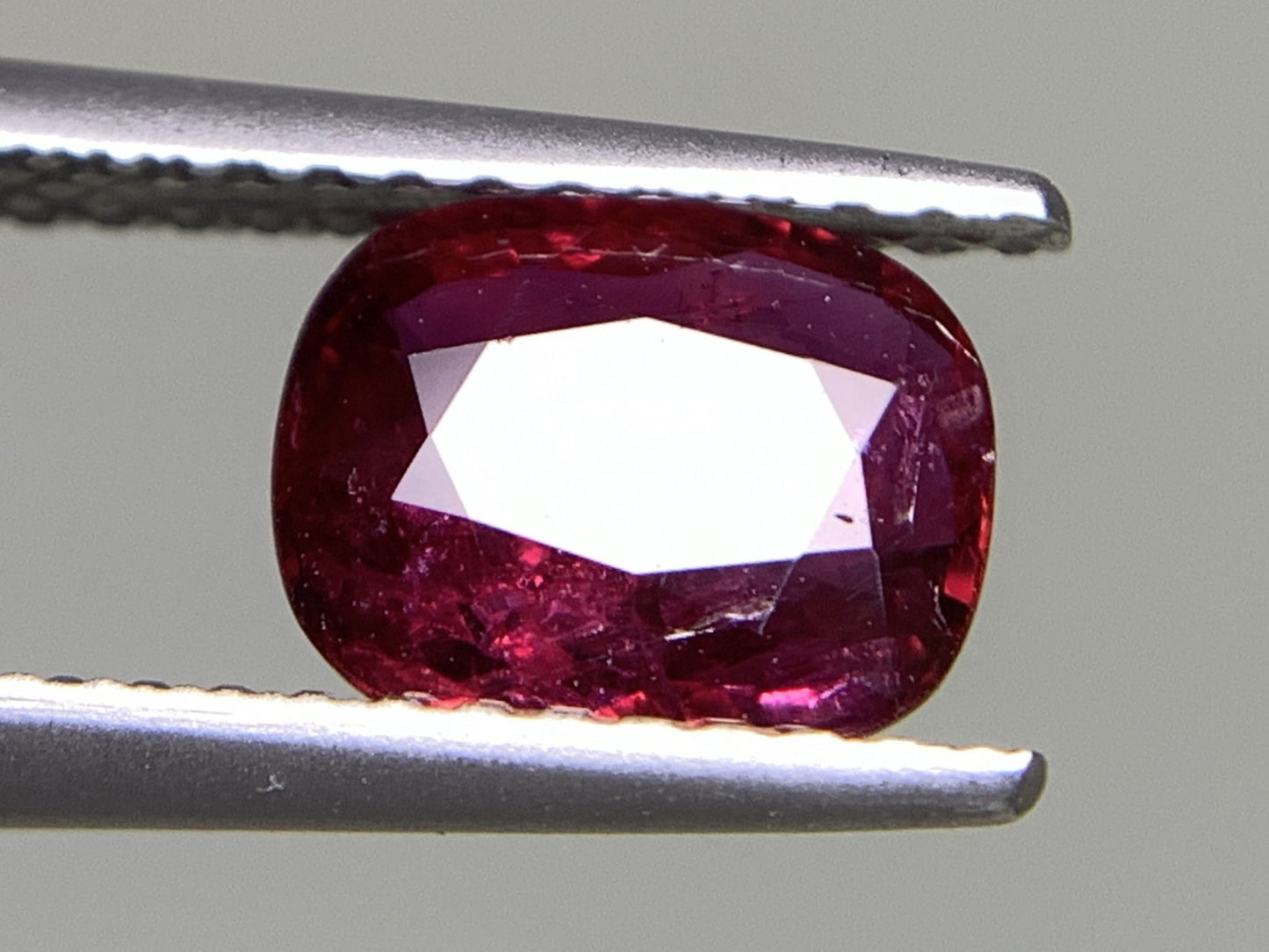 ルビー  天然  1.217ct  中央宝石ソーティング付き  7.58㎜×6.16㎜×2.59㎜   天然 ルース（ 裸石 ） 5198Y