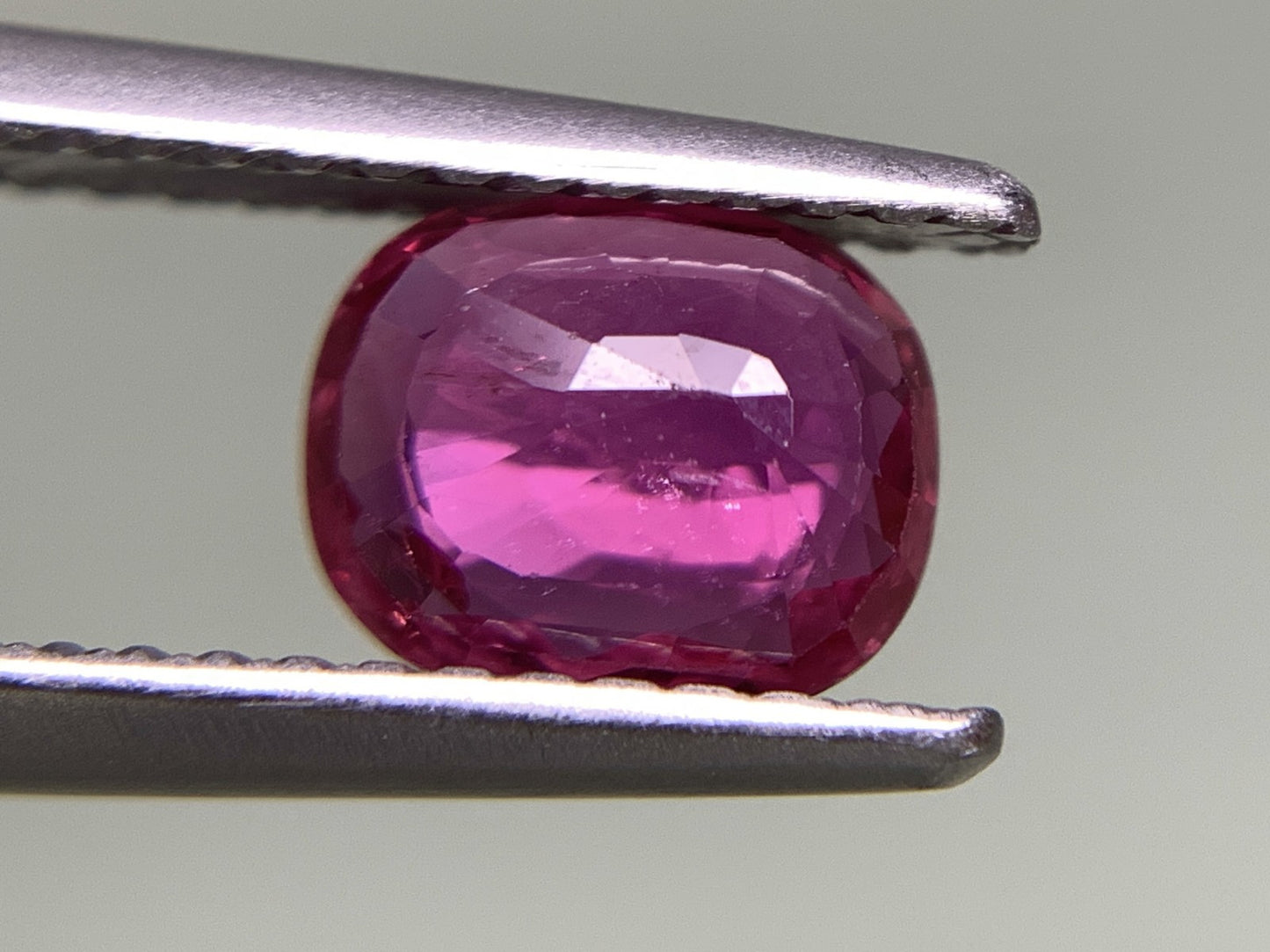 ルビー 1.087ct 宝石ソーティング付き  7.07㎜×5.85㎜×2.49㎜  ルース（ 裸石 ） 2469Y