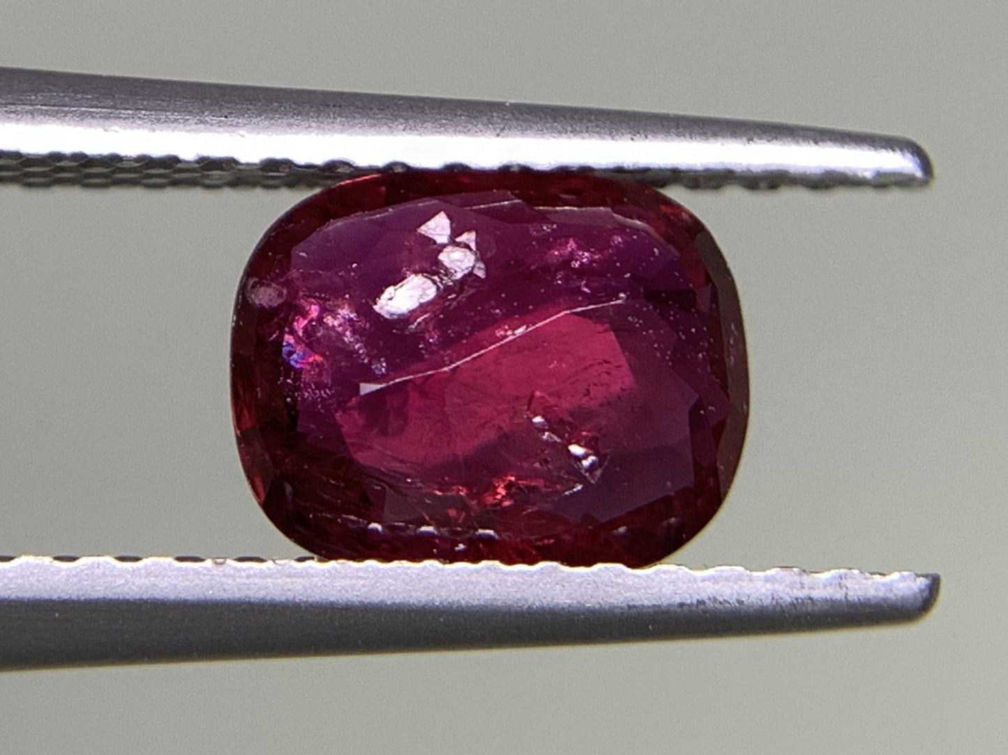 ルビー  天然  1.217ct  中央宝石ソーティング付き  7.58㎜×6.16㎜×2.59㎜   天然 ルース（ 裸石 ） 5198Y