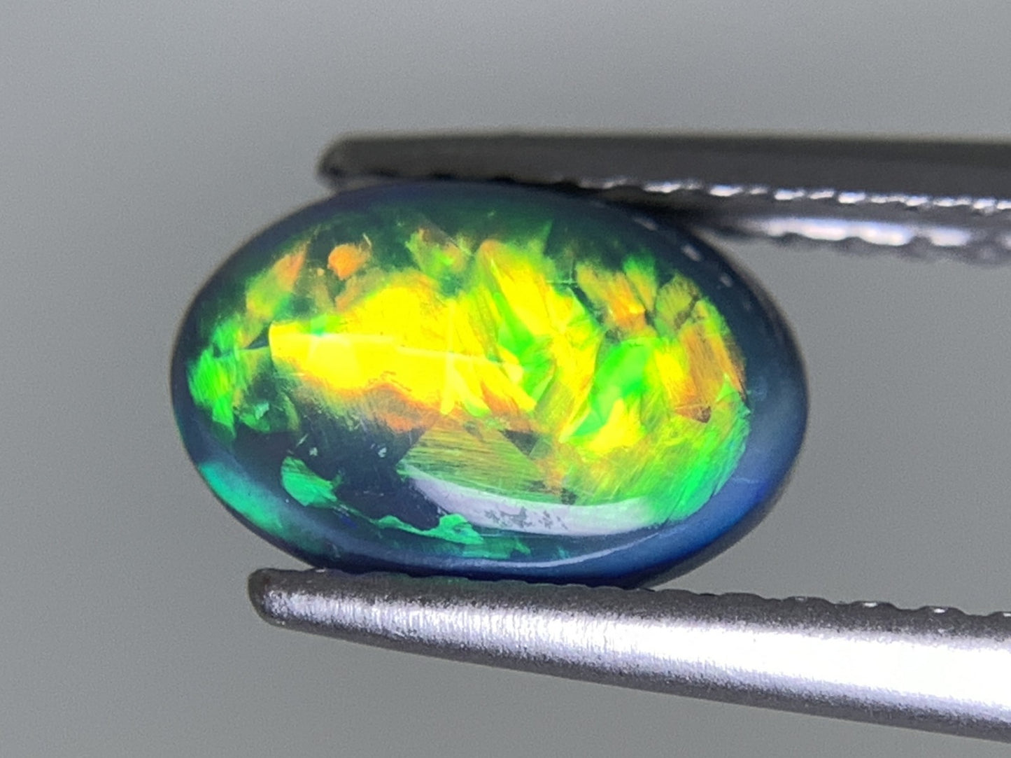 ブラックオパール （両面遊色） 天然 1.190ct 中央宝石ソーティング付き 8.5㎜×5.8㎜×3.9㎜ ルース（ 裸石 ） 8060Y