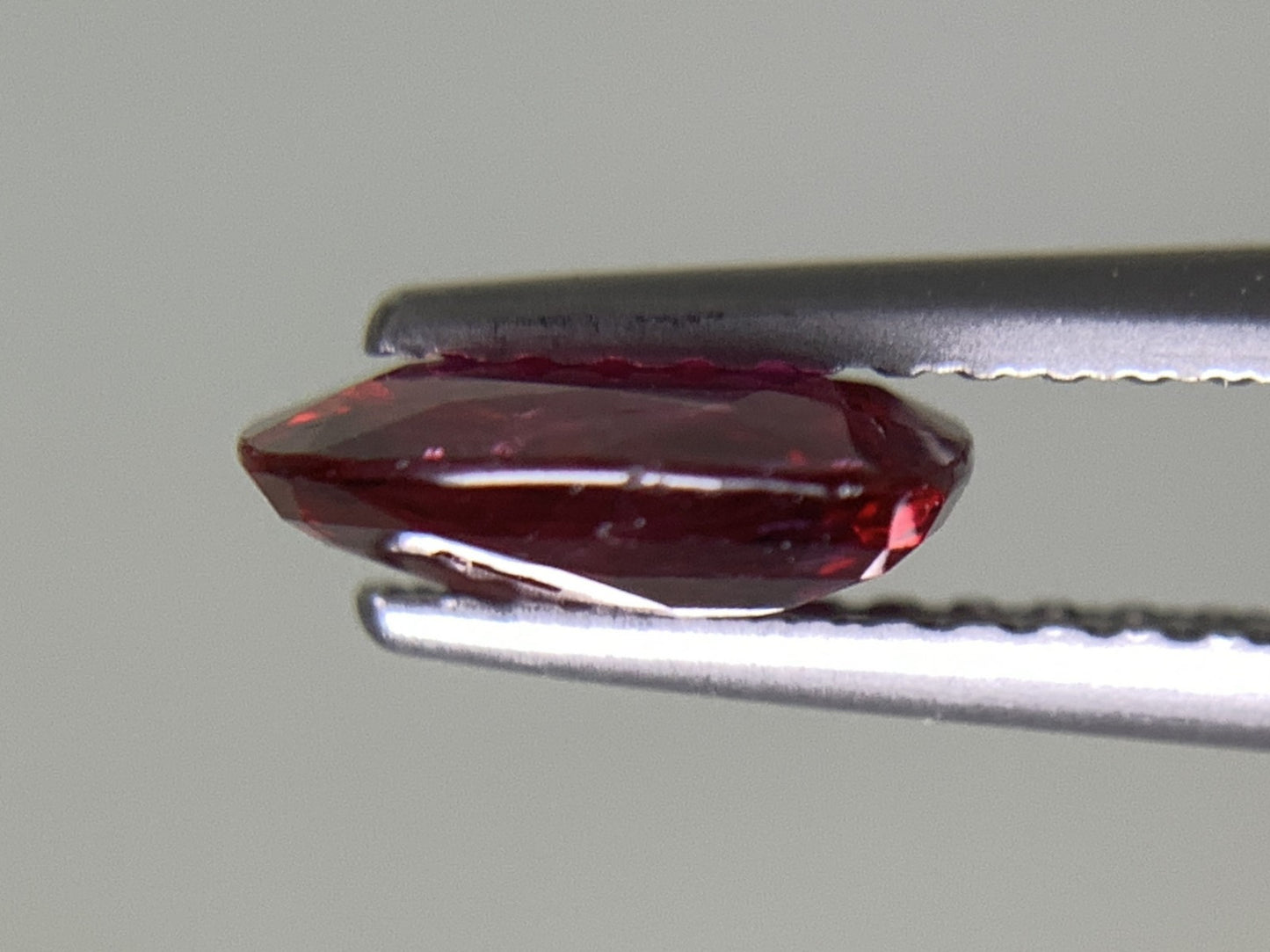 ルビー  天然  1.217ct  中央宝石ソーティング付き  7.58㎜×6.16㎜×2.59㎜   天然 ルース（ 裸石 ） 5198Y
