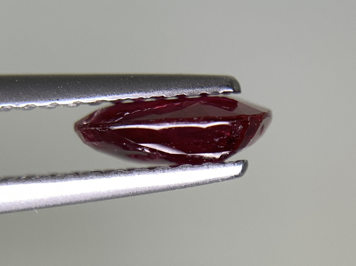 ルビー  天然  1.217ct  中央宝石ソーティング付き  7.58㎜×6.16㎜×2.59㎜   天然 ルース（ 裸石 ） 5198Y