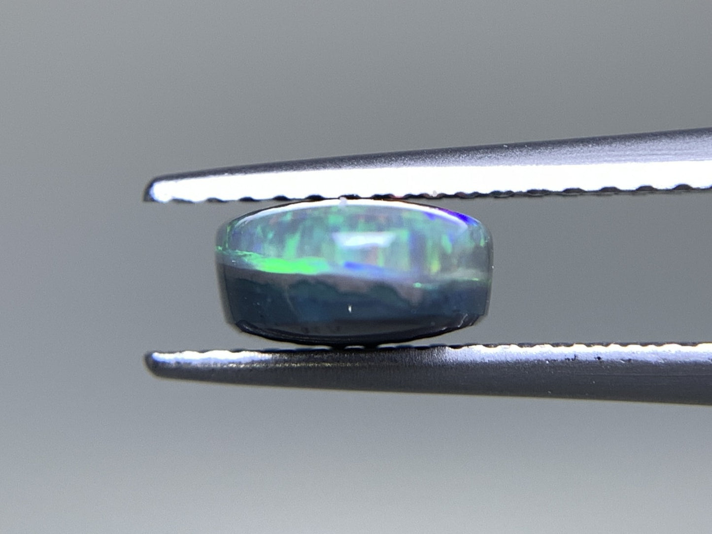 ブラックオパール 1.703ct 中央宝石ソーティング付き 9.4㎜×7.0㎜×3.7㎜ 天然 ルース（ 裸石 ） 4353Y