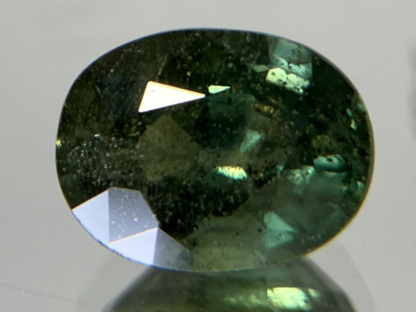 グリーンサファイア 1.822ct 宝石ソーティング付き 7.9㎜×6.0㎜×4.2㎜ 天然 ルース（ 裸石 ） 4507YY