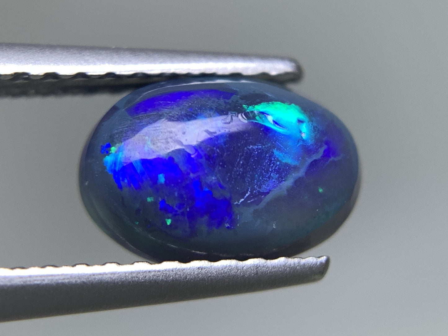 ブラックオパール （両面遊色） 天然 1.190ct 中央宝石ソーティング付き 8.5㎜×5.8㎜×3.9㎜ ルース（ 裸石 ） 8060Y