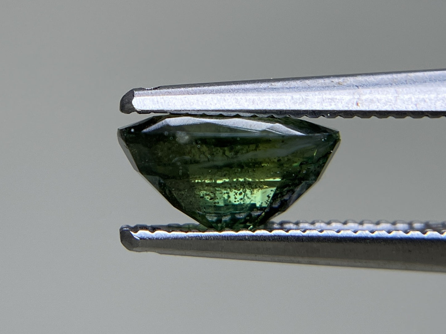 グリーンサファイア 1.822ct 宝石ソーティング付き 7.9㎜×6.0㎜×4.2㎜ 天然 ルース（ 裸石 ） 4507YY