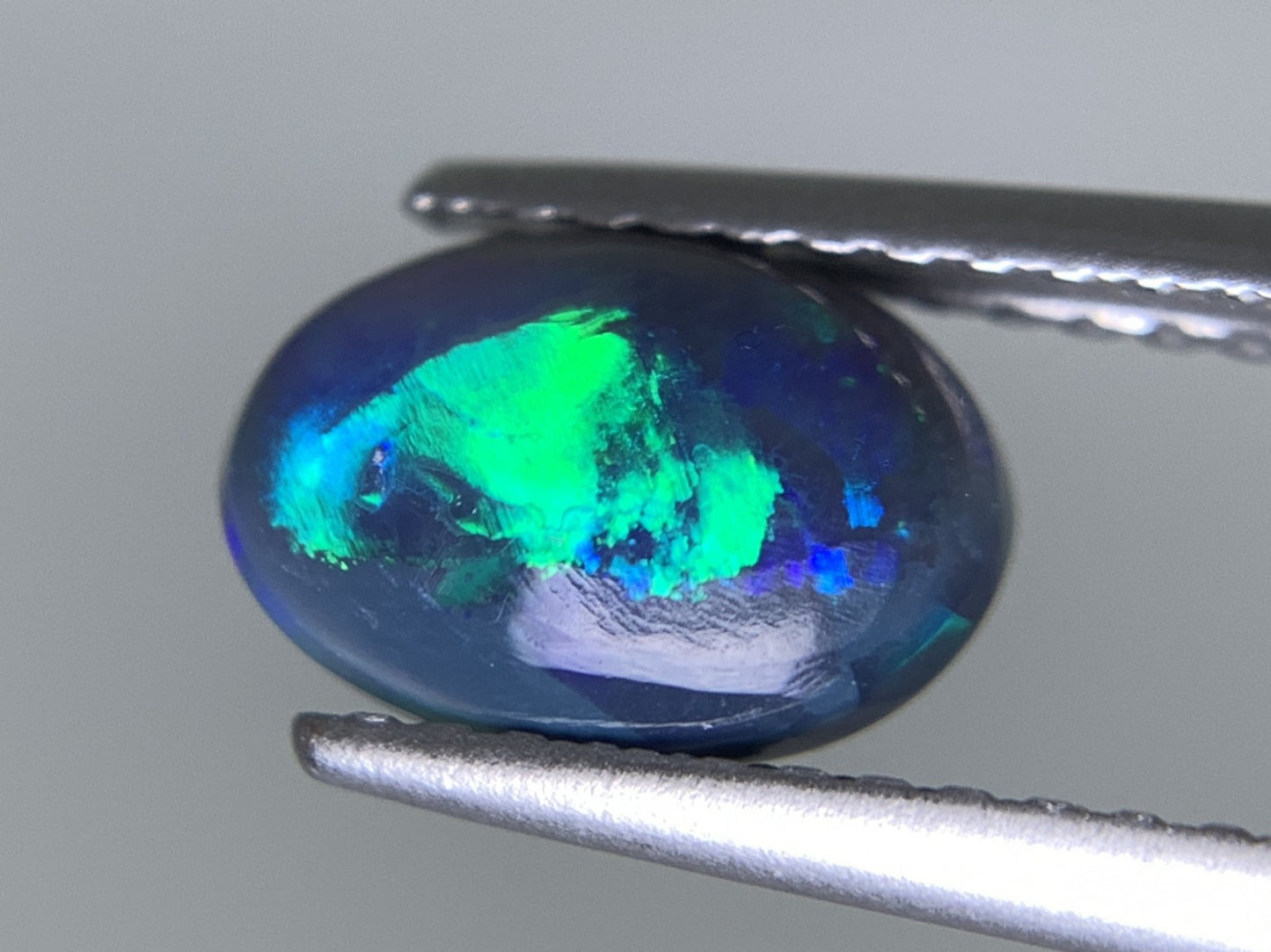 ブラックオパール （両面遊色） 天然 1.190ct 中央宝石ソーティング付き 8.5㎜×5.8㎜×3.9㎜ ルース（ 裸石 ） 8060Y