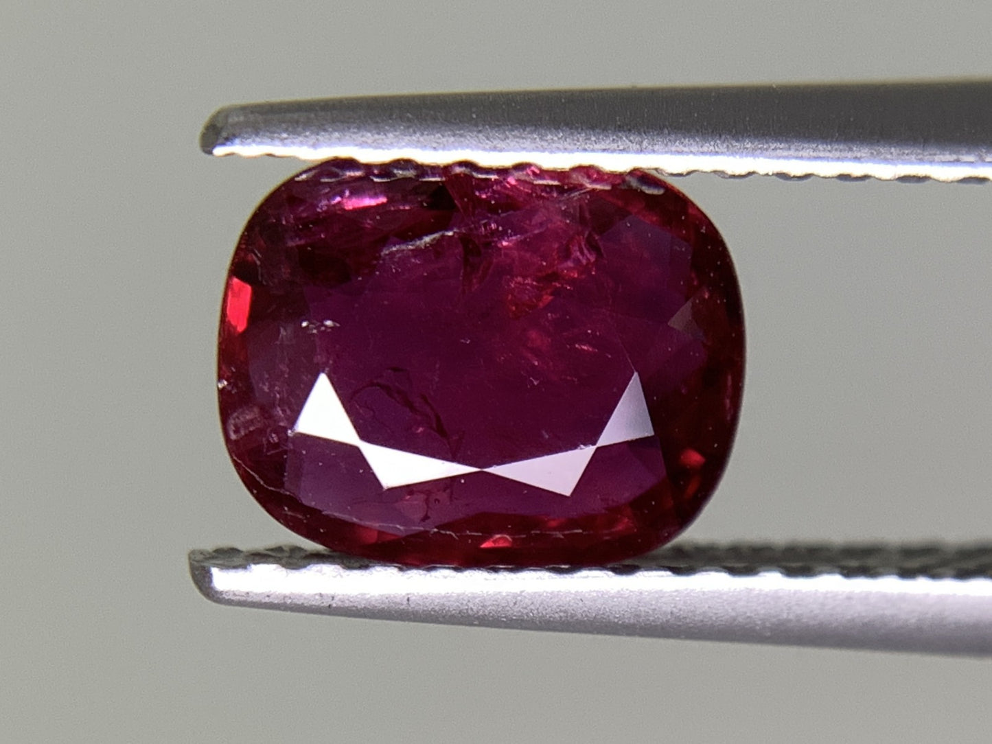 ルビー  天然  1.217ct  中央宝石ソーティング付き  7.58㎜×6.16㎜×2.59㎜   天然 ルース（ 裸石 ） 5198Y