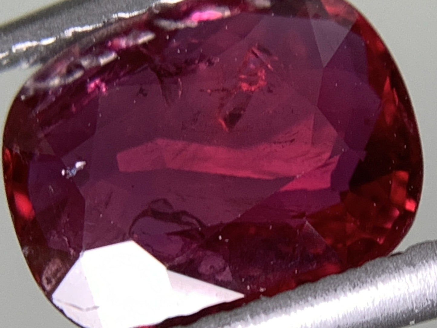 ルビー  天然  1.217ct  中央宝石ソーティング付き  7.58㎜×6.16㎜×2.59㎜   天然 ルース（ 裸石 ） 5198Y