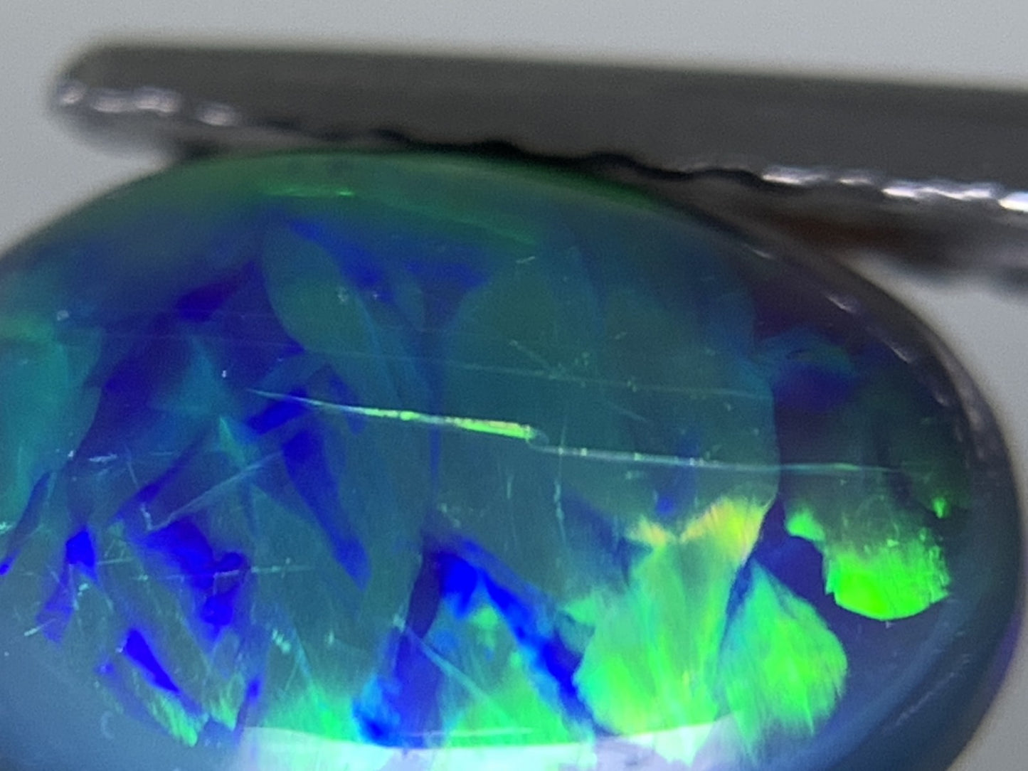 ブラックオパール （両面遊色） 天然 1.190ct 中央宝石ソーティング付き 8.5㎜×5.8㎜×3.9㎜ ルース（ 裸石 ） 8060Y