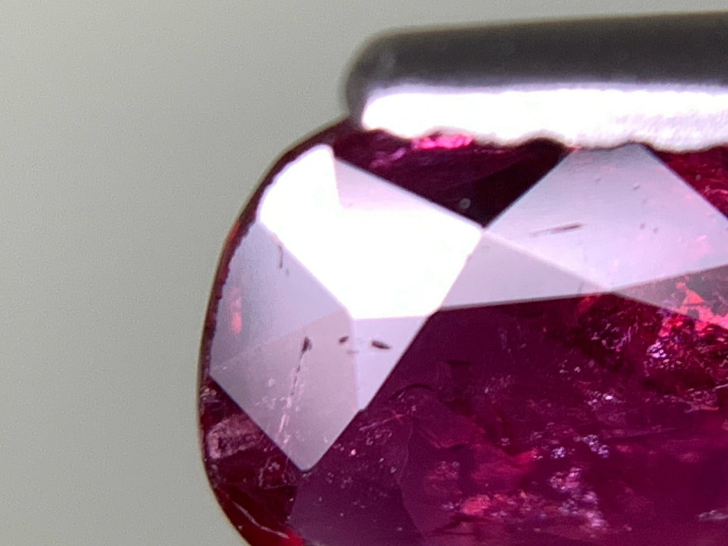 ルビー  天然  1.217ct  中央宝石ソーティング付き  7.58㎜×6.16㎜×2.59㎜   天然 ルース（ 裸石 ） 5198Y
