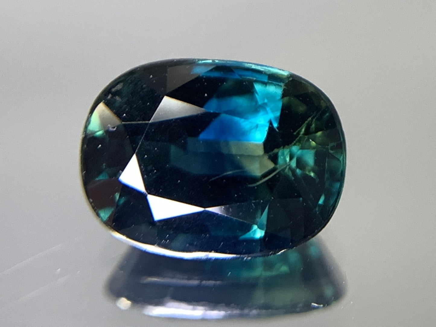 サファイア 天然  2.647ct  中央宝石ソーティング付き  9.22㎜×6.89㎜×4.60㎜  ルース（ 裸石 ） 5356Y
