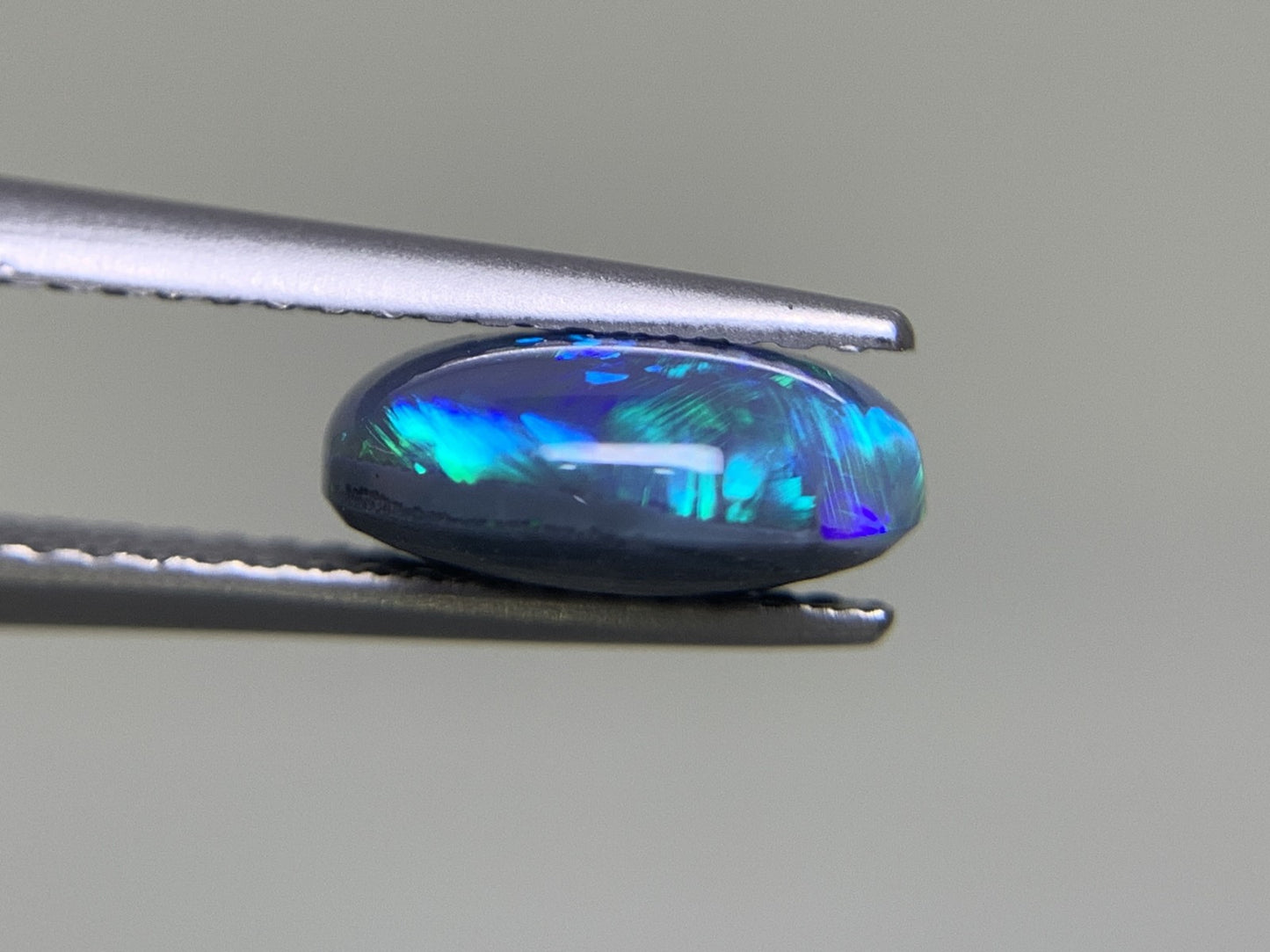 ブラックオパール 1.941ct  宝石ソーティング付き  9.6㎜×8.2㎜×4.0㎜  ルース（ 裸石 ） 2039Y