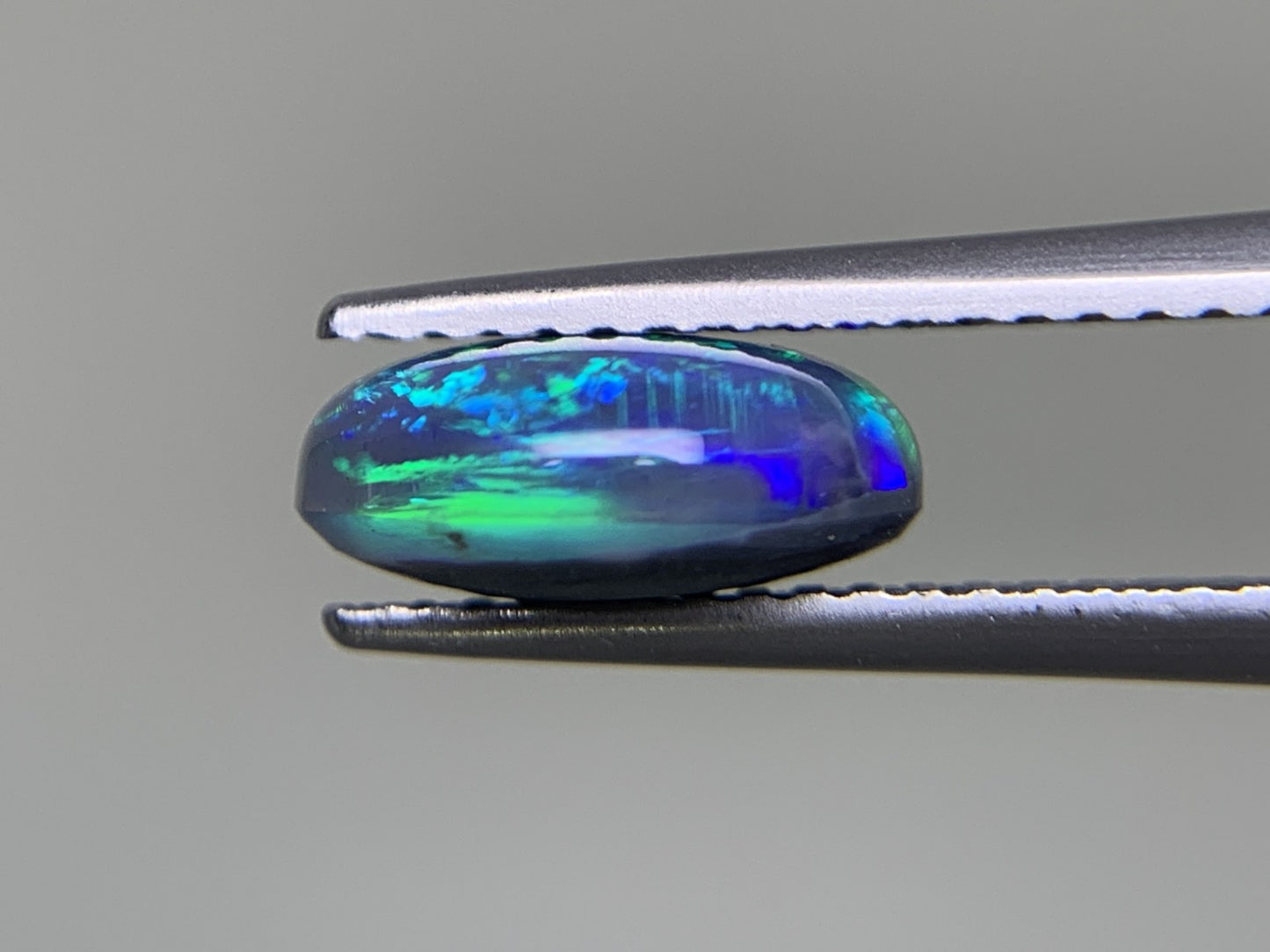 ブラックオパール 1.941ct  宝石ソーティング付き  9.6㎜×8.2㎜×4.0㎜  ルース（ 裸石 ） 2039Y