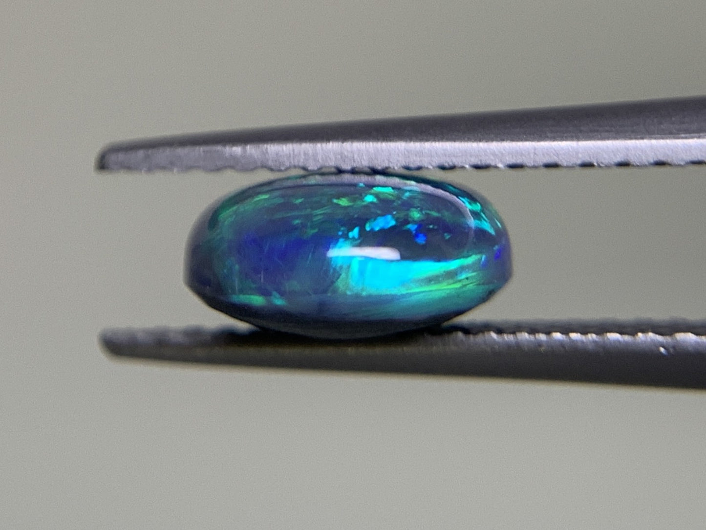 ブラックオパール 1.941ct  宝石ソーティング付き  9.6㎜×8.2㎜×4.0㎜  ルース（ 裸石 ） 2039Y