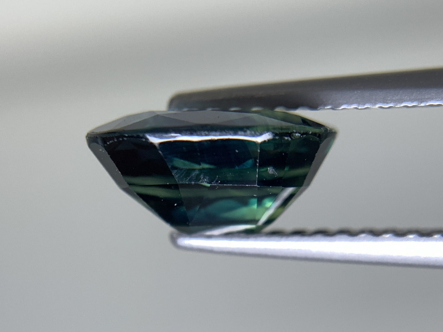 サファイア 天然  2.647ct  中央宝石ソーティング付き  9.22㎜×6.89㎜×4.60㎜  ルース（ 裸石 ） 5356Y