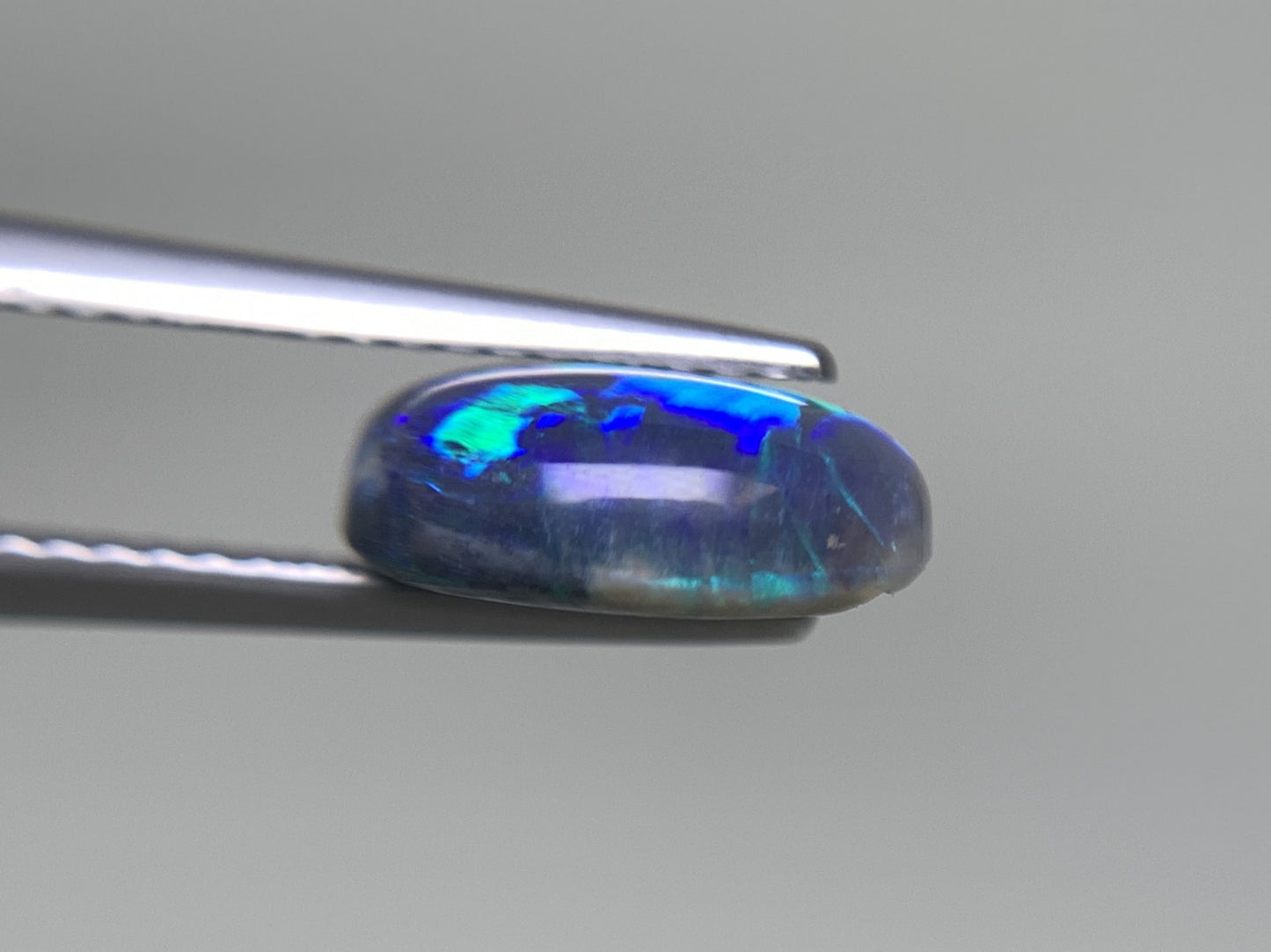 ブラックオパール 天然 2.197ct 中央宝石ソーティング付き 10.0㎜×8.7㎜×3.9㎜ ルース（ 裸石 ） 8127Y