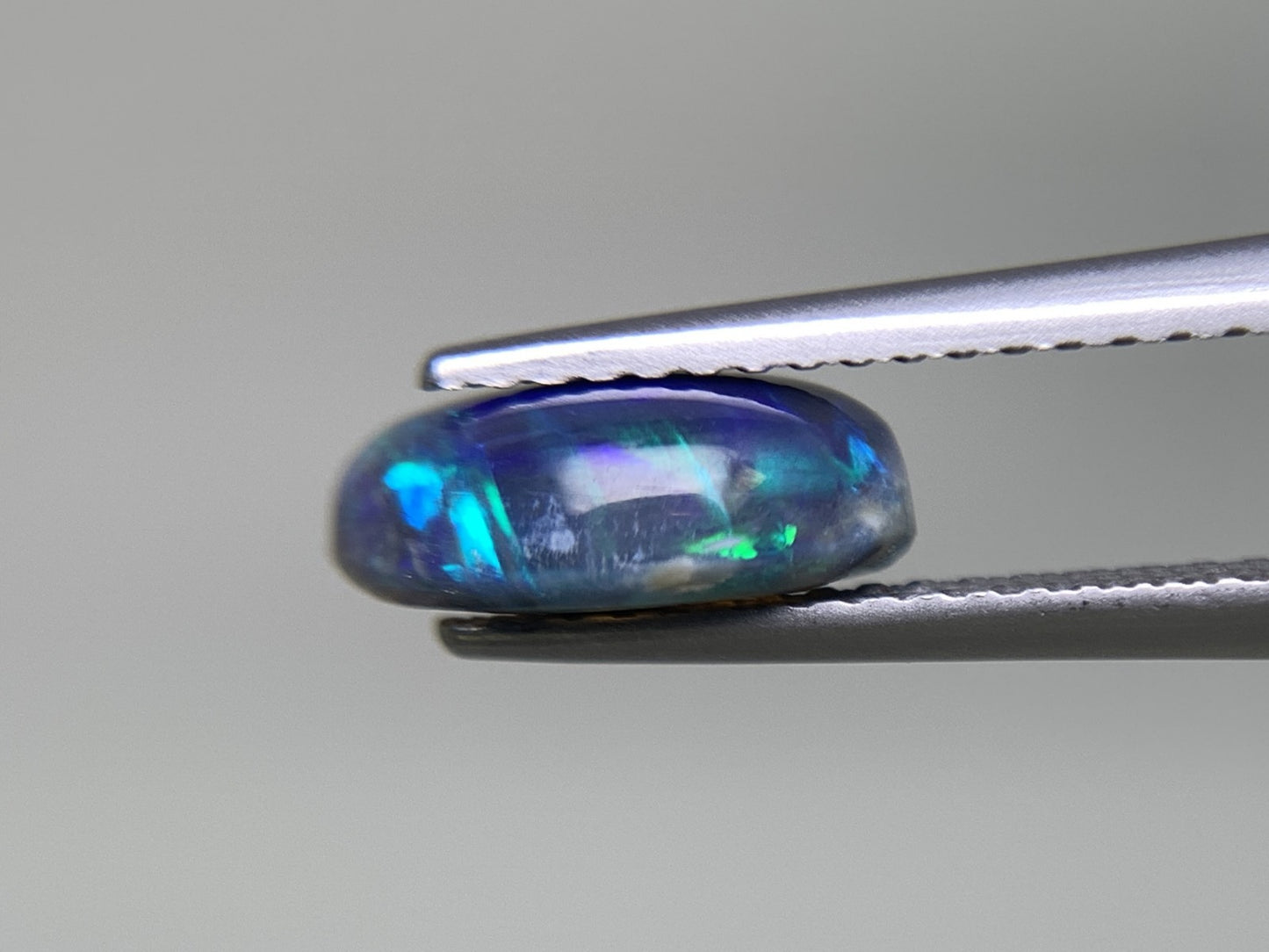 ブラックオパール 天然 2.197ct 中央宝石ソーティング付き 10.0㎜×8.7㎜×3.9㎜ ルース（ 裸石 ） 8127Y