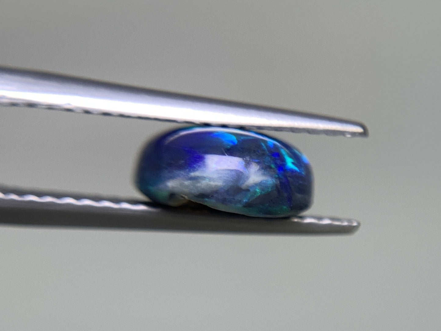 ブラックオパール 天然 2.197ct 中央宝石ソーティング付き 10.0㎜×8.7㎜×3.9㎜ ルース（ 裸石 ） 8127Y