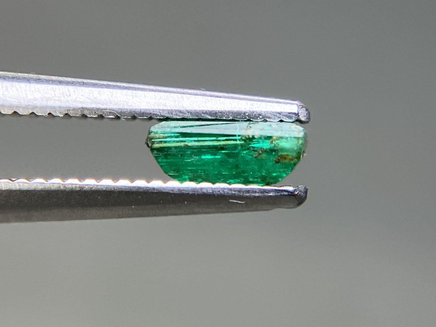 エメラルド 天然 0.444ct 宝石ソーティング付き 5.8㎜×3.3㎜×2.3㎜ ルース（ 裸石 ） 7744YY