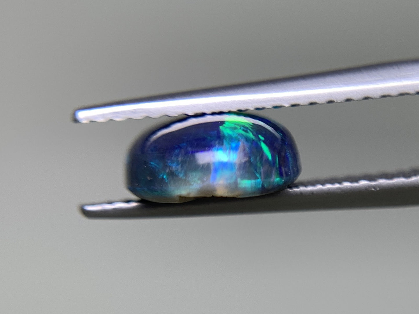 ブラックオパール 天然 2.197ct 中央宝石ソーティング付き 10.0㎜×8.7㎜×3.9㎜ ルース（ 裸石 ） 8127Y