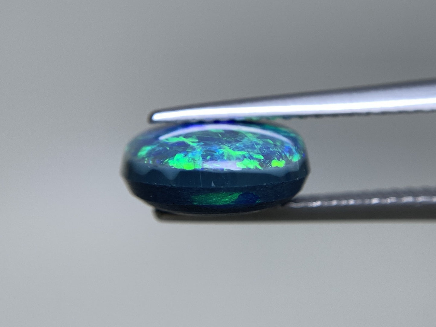 ブラックオパール 天然 3.588ct 中央宝石ソーティング付き カン有り 12.0㎜×10.2㎜×4.7㎜ ルース（ 裸石 ） 6922Y