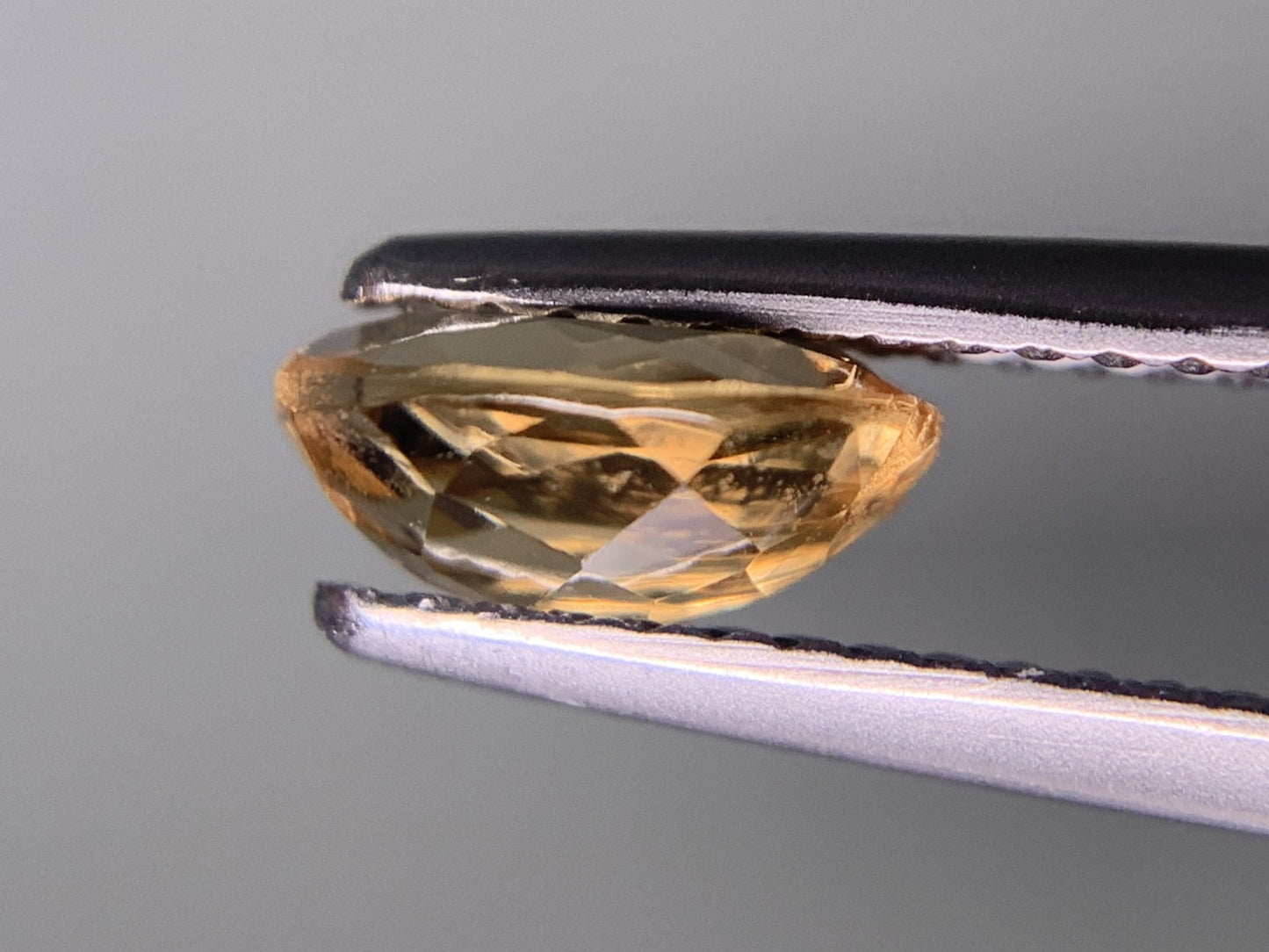 宝石ソーティング付き　 天然 インペリアルトパーズ 1.441ct　 縦7.9㎜×横6.4㎜×高さ3.5㎜　 ルース（ 裸石 ）　 2857Y