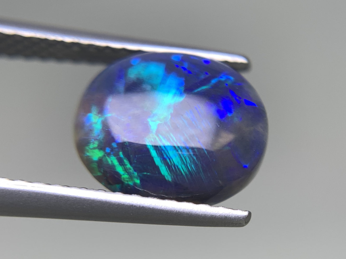 ブラックオパール 天然 2.197ct 中央宝石ソーティング付き 10.0㎜×8.7㎜×3.9㎜ ルース（ 裸石 ） 8127Y
