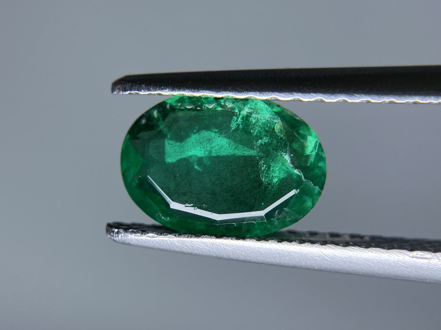 エメラルド 0.874ct 宝石ソーティング付き 8.1㎜×5.8㎜×2.3㎜ ルース（ 裸石 ） 3204S
