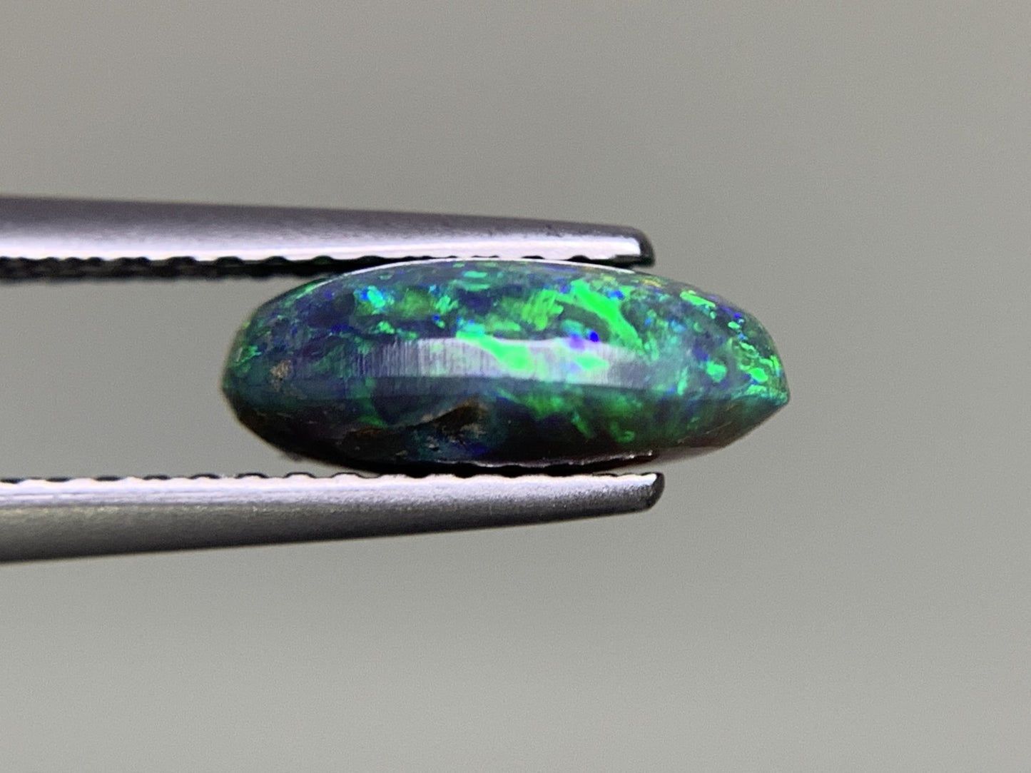ブラックオパール 1.630ct  宝石ソーティング付き  10.3㎜×6.5㎜×3.9㎜  ルース（ 裸石 ） 2027Y