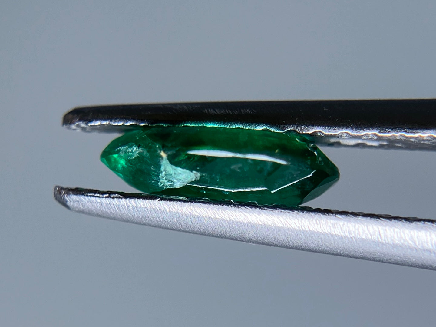 エメラルド 0.874ct 宝石ソーティング付き 8.1㎜×5.8㎜×2.3㎜ ルース（ 裸石 ） 3204S