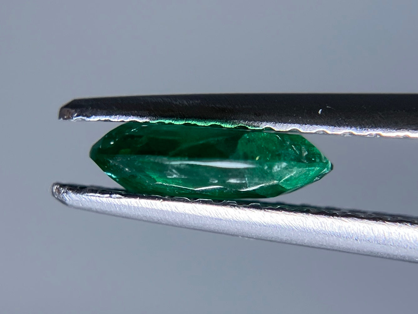 エメラルド 0.874ct 宝石ソーティング付き 8.1㎜×5.8㎜×2.3㎜ ルース（ 裸石 ） 3204S