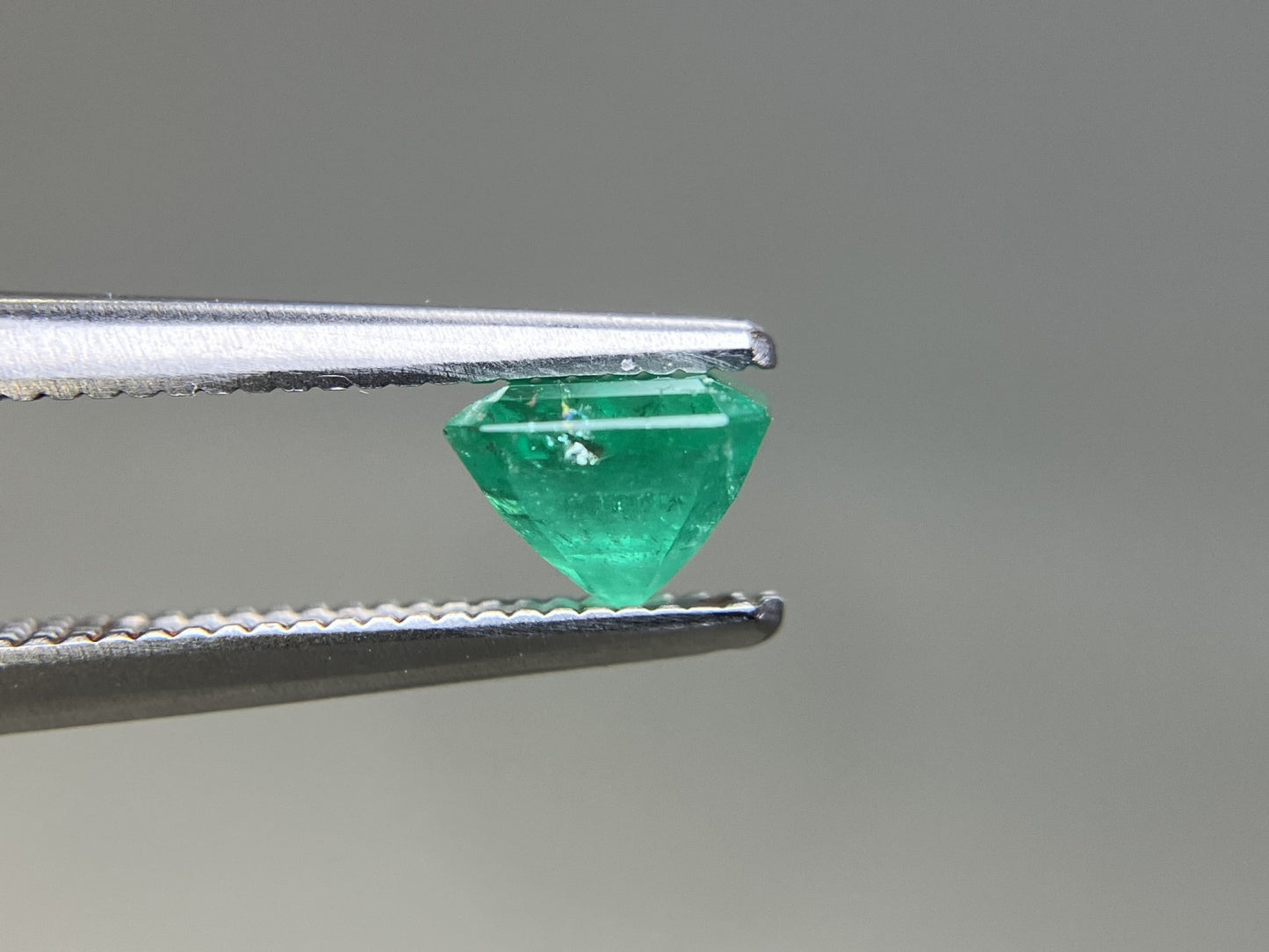 エメラルド 天然 0.753ct 宝石ソーティング付き 5.3㎜×5.2㎜×3.8㎜ ルース（ 裸石 ） 7767YY
