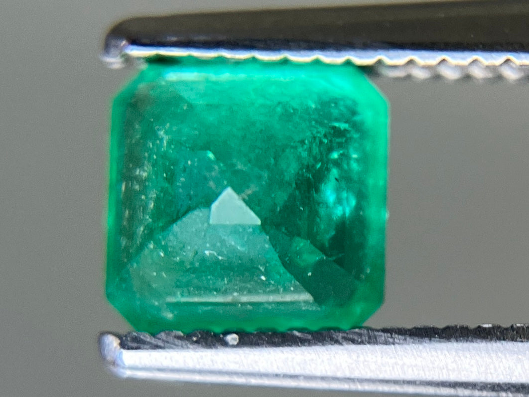 エメラルド 天然 0.753ct 宝石ソーティング付き 5.3㎜×5.2㎜×3.8㎜ ルース（ 裸石 ） 7767YY