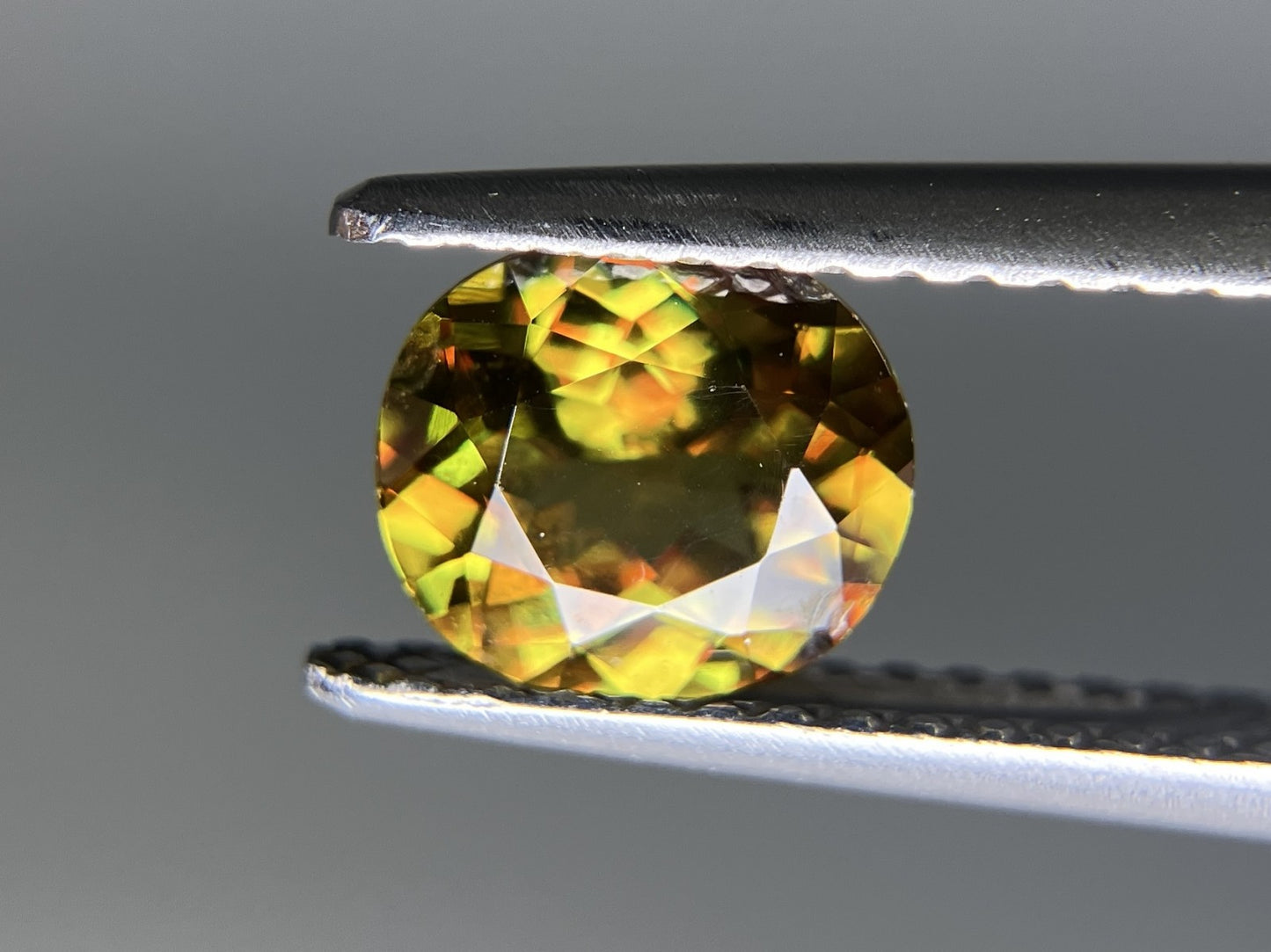 スフェーン 0.942ct 宝石ソーティング付き 6.7㎜×5.8㎜×3.2㎜ ルース（ 裸石 ） 3248S