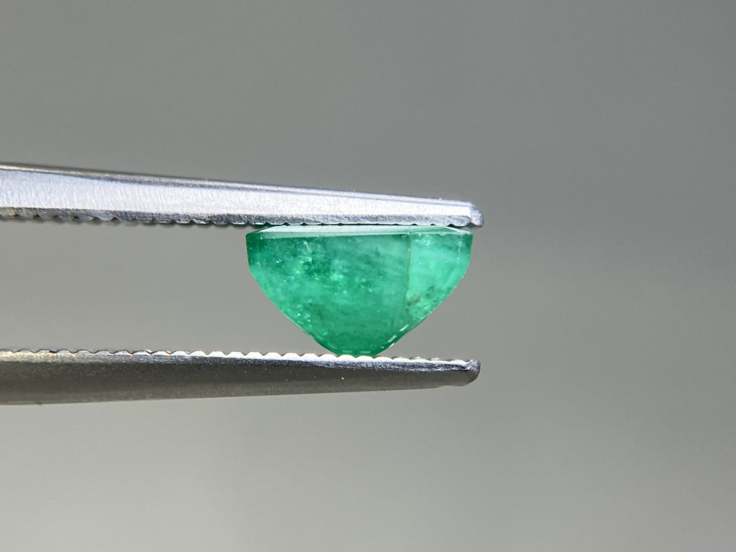 エメラルド 天然 1.301ct 宝石ソーティング付き 7.1㎜×4.9㎜×4.3㎜ ルース（ 裸石 ） 7741YY